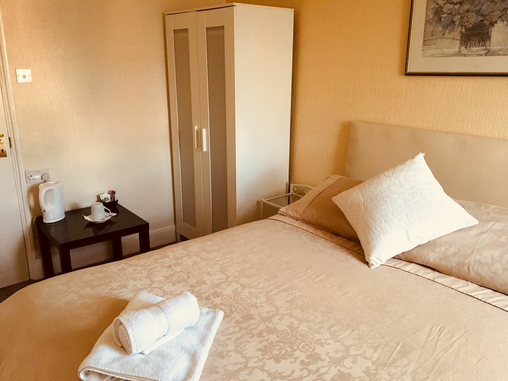 Bentons Guest House Челтенхам Экстерьер фото